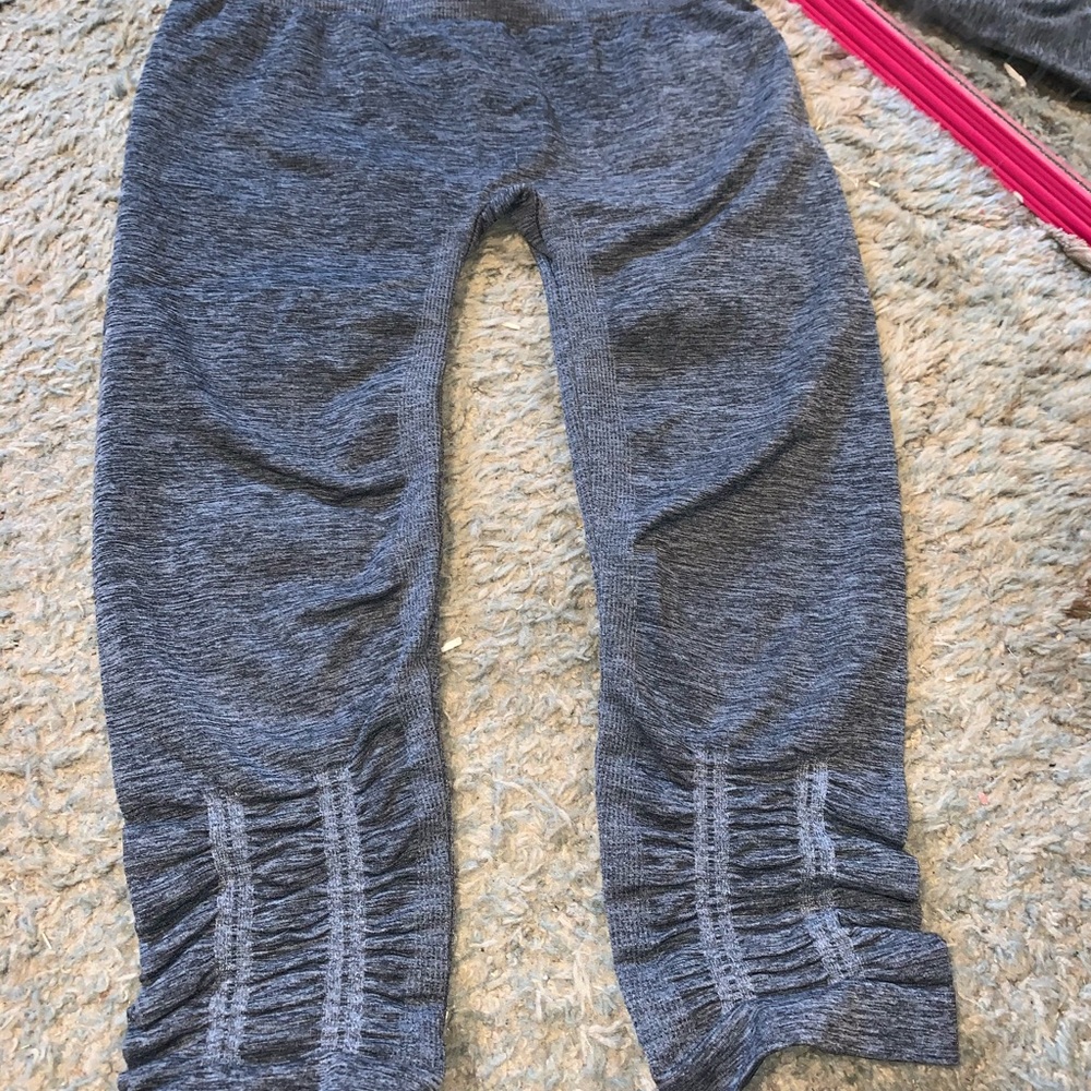 Grey leggings cropped